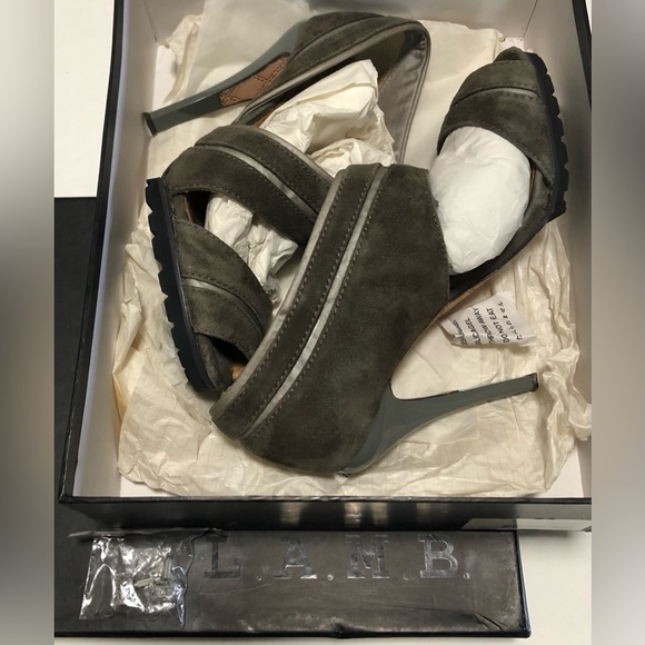 L.A.M.B. Taupe Gray Suede Palma Lug Sole PeepToe Heels NEW IN BOX,Women’s Size 6 - Picture 2 of 11